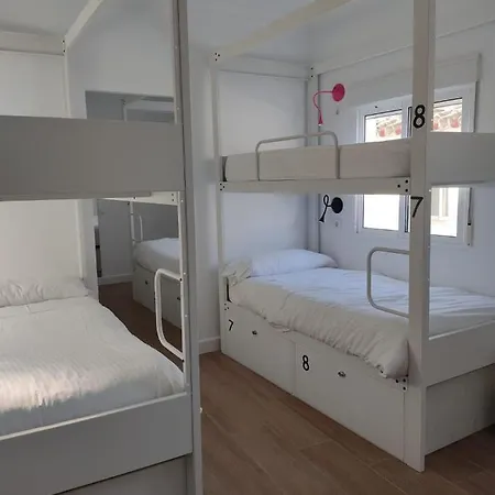 Vivian's Auto Check-in Hostel *