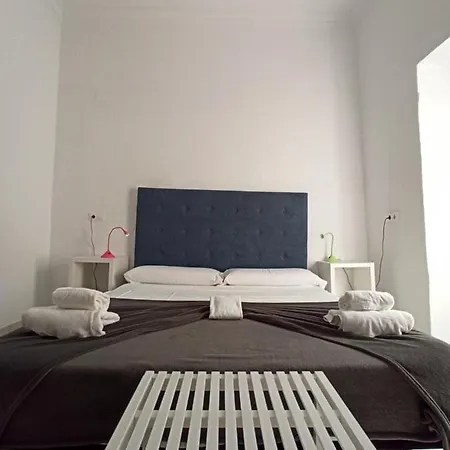 Vivian's Auto Check-in Hostel *