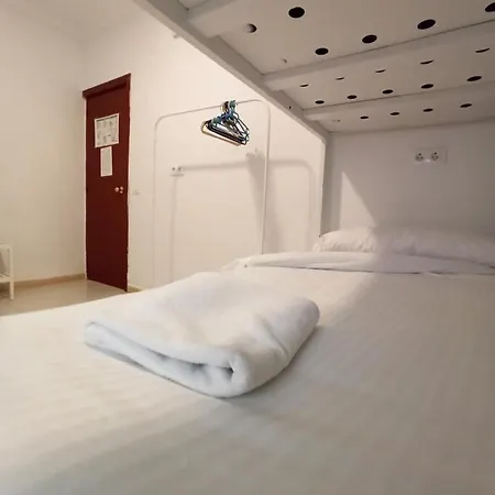 Vivian's Auto Check-in Hostel *