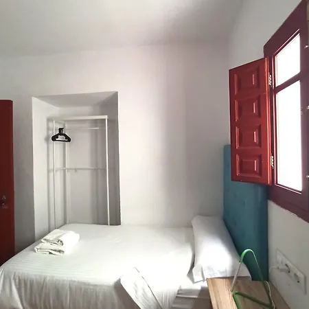 Vivian's Auto Check-in Hostel