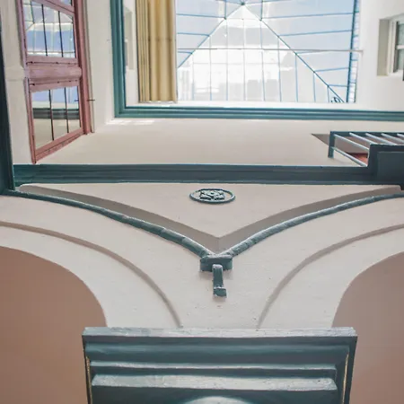 Vivian's Auto Check-in Hostel