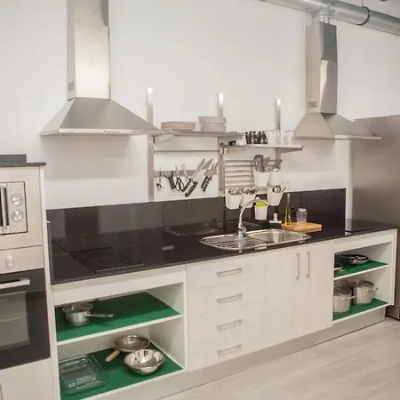 Vivian's Auto Check-in Hostel