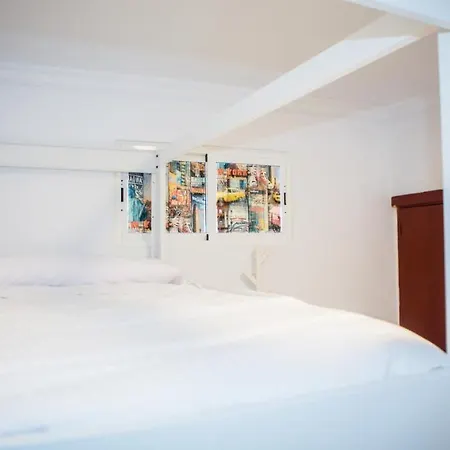 Vivian's Auto Check-in Hostel